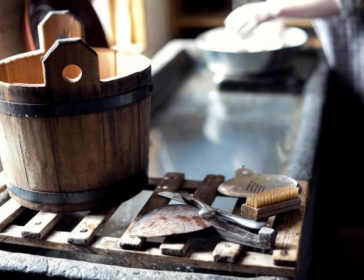cubo de madera y utensilios antiguos para quitar las manchas de los tejidos