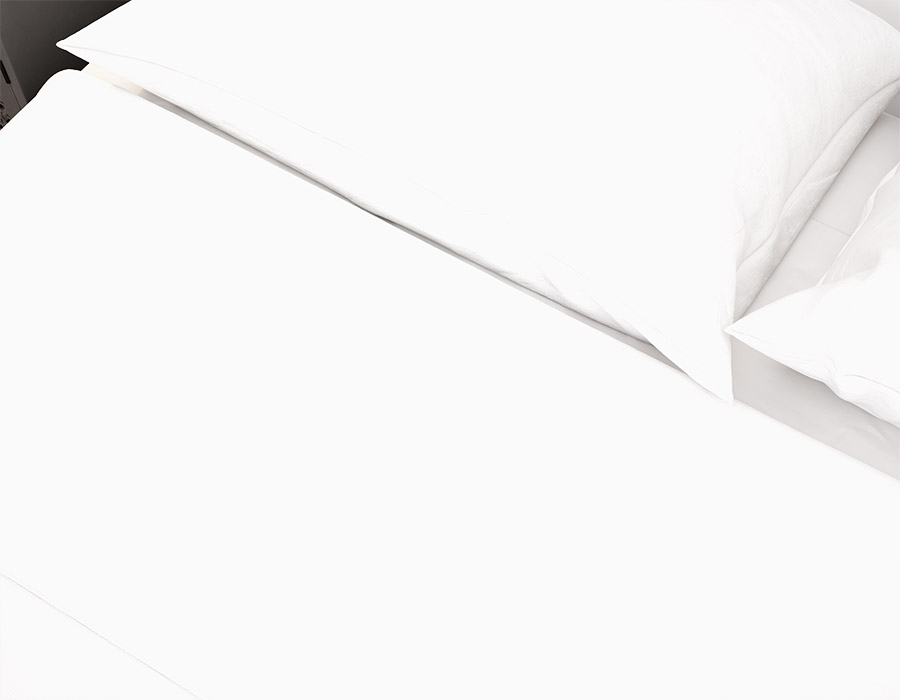 Primer plano cama con sábanas y almohadones de color blanco