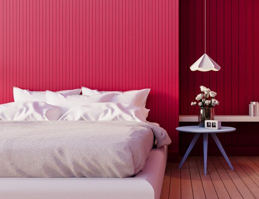 Viva Magenta. Vista frontal dormitorio con pared de láminas en color Viva Magenta combinada con una mesita en color azul celeste.